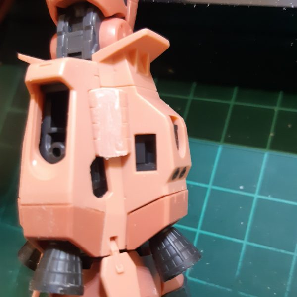 RG高機動型ザクIIチームモンストルをR2型の足に変更中日曜に仮組みまで終わって、このまま塗装するかどうか悩んで試しに本体に傷入れないで後戻り出来る様にプラ板切り抜いてやってみるか〜で。始めたら邪魔な装甲があったんで気づいたら削ってしまって…もう後戻り不可にw 最近ここに載せれないのばっかり作ってたから久しぶりの投稿💡（2枚目）