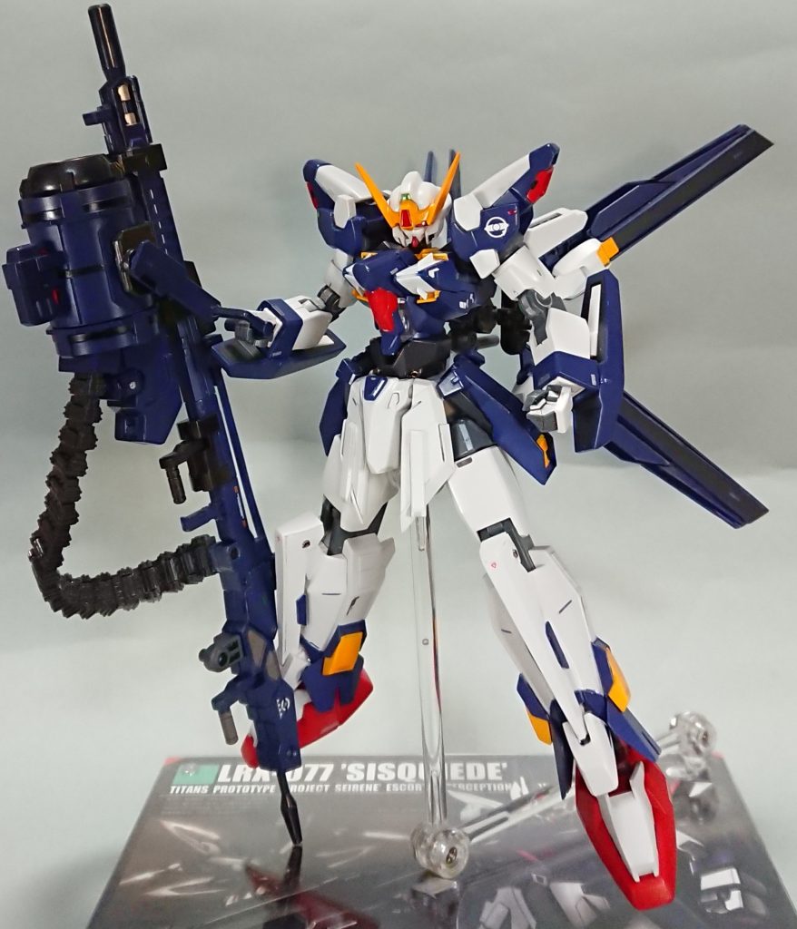 シスクードといったらコレ（エゥーゴポーズ）。左から右へ、武器は艶有、本体は半艶、羽は表艶消で裏を艶有にしてバインダー反転時に目立つよう表現。腕と肘のパーツは、AGE3のビームサーベル収納が優秀だったので、弄らずそのまま。本家は膝ガードに収納。太ももの膝ガード受け部分も、あったりなかったりしているので今回は無し。但し膝ガードが太ももの輪郭に合うようにスクラッチ。この膝ガードや背面バインダー機構はイージスに影響あるらしく、そちらからパーツ流用するのもアリだったかも…