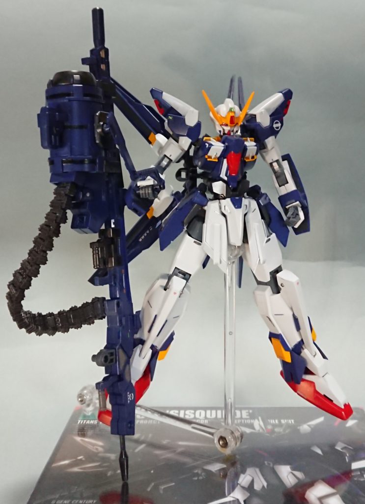 ティターンズポーズ。左右の肩へ緑と赤の航行灯を表現、バトオペ風。ラピー処理より蛍光塗料の方がよかったかも…ゲームだとカッコイイですよね、最近作例見るときバトオペをよく見学します（武器を背負ってたり、キックカウンターの瞬間が見れます）。武器はコトブキヤ様のモデリングサポートグッズ30、ストライカージンクスのgnスマートガン、ストライクガンダムのビームライフル、記号的にSDCSシスクードのビームカノンパーツ等です。