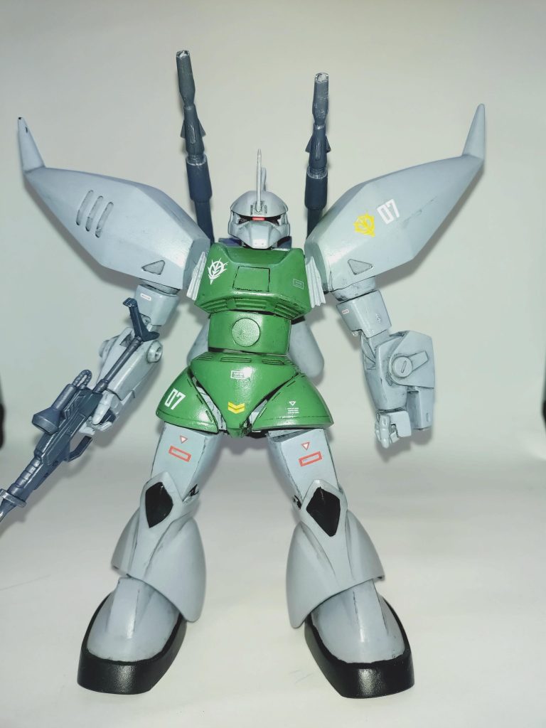 さて今回のリゲルグ、元キットであるゲルググキャノンのパーツも一式付いている事、また以前に作ったジョニーライデンゲルググのキャノンパーツが余っていたこともあり、せっかくだから両肩キャノンにしたろ!という安直な発想で、ツインキャノン仕様のリゲルグとしてみました。名前はこれまた安直にリゲルグ・ツインキャノンってとこでしょうか 笑 〜以下テキトウな妄想設定〜 リゲルグのベースとなった大量のゲルググと同時にアクシズ内に長年死蔵されていたゲルググキャノン用バックパックのパーツを利用し、第一次ネオ・ジオン抗争当時のトレンドであった大火力を持たせるべく、現場レベルで改修されたリゲルグ。時間、コスト共に余裕が無かったことからゲルググキャノンのビームキャノンを2つ、取り急ぎ繋げた急造品であるが、リゲルグ用の高出力ジェネレーターにより、元のビームキャノンより出力が30%程度増加しており、また安定した連射も可能となっている。また、後方支援用であった元機体に対して、前線での戦闘を意識し、ビームキャノンはフレキシブルに可動、射角が広く、不使用時は後方へ畳むことにより、白兵戦時の機動を阻害しない作りとなっている。以上の点から、元々機動力に優れたリゲルグに更なる火力を追加する事で、スピードと火力の両立という地味ながら堅実な強化が施された本機は、現場のパイロットからの評判も良く、配備の要望も少なくなかったが、当時の情勢がそれを許さず、少数配備に留まった。しかしながら、本機の稼働データの一部は、後に量産型キュベレイのアクティブカノンに転用されたとの説もある。 〜以上妄想終わり〜