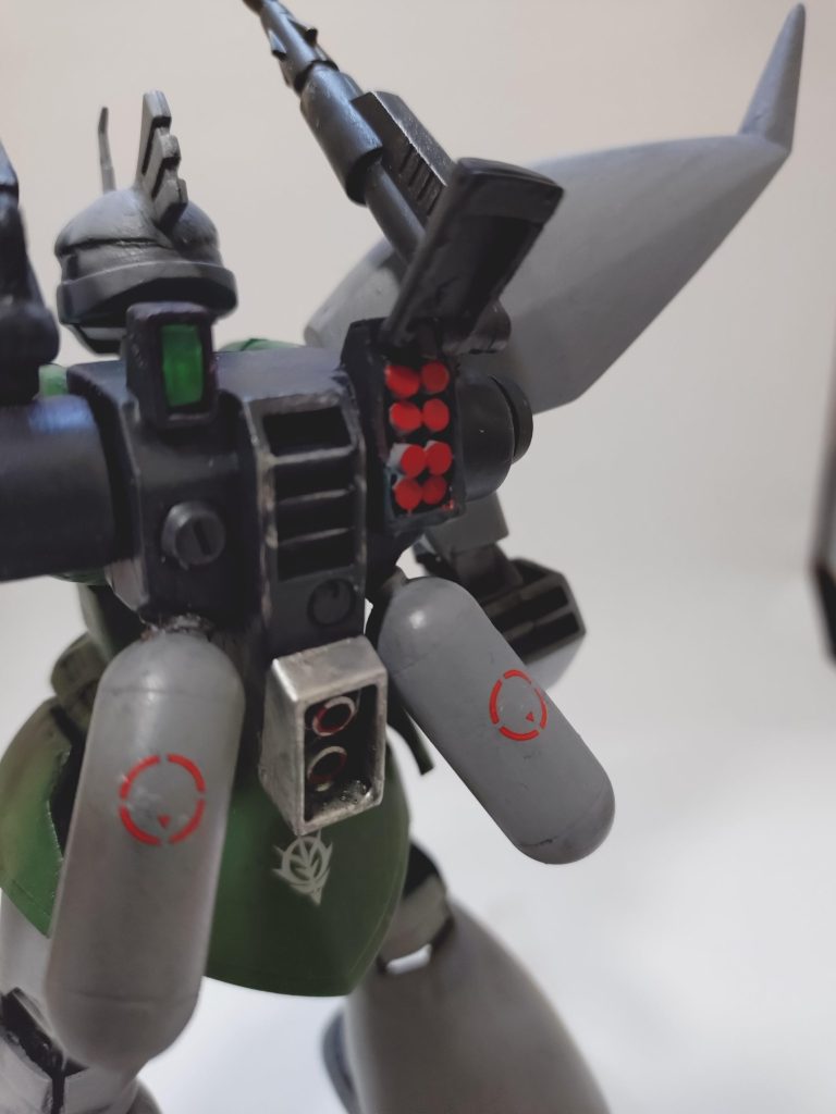 あ、あと地味〜にミサイルポッドの開閉を再現してみました。地味〜に面倒な工作でしたね…中身のミサイルは2.5mmプラ丸棒を短く切り出したもの。