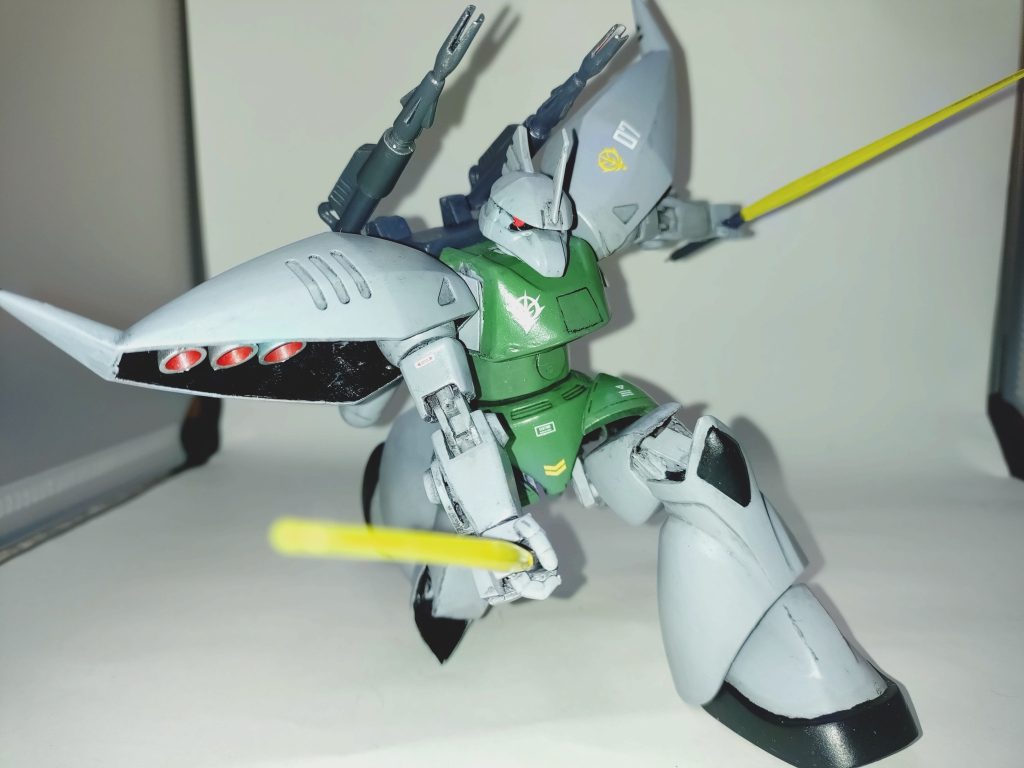 白兵戦にはビームランサー!元キットではバックパックに接着するものでしたが、設定通り付け外し可能とし、他キットのサーベルエフェクトをつけられるようにしました。まずはこれで二刀流!そして…