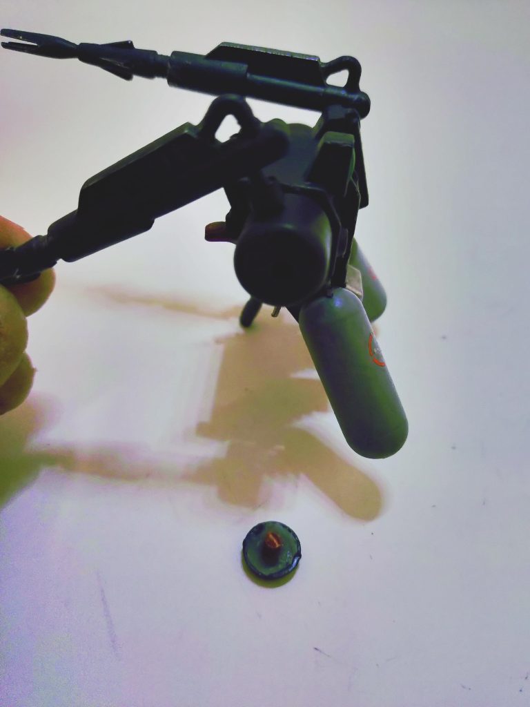 そしてオマケ要素その2。実はバックパック端部のパーツは取り外し出来るようになっており、これを外すと3mm穴が露出。これに適当なボールジョイントを噛ませてあれやこれやいじると〜…