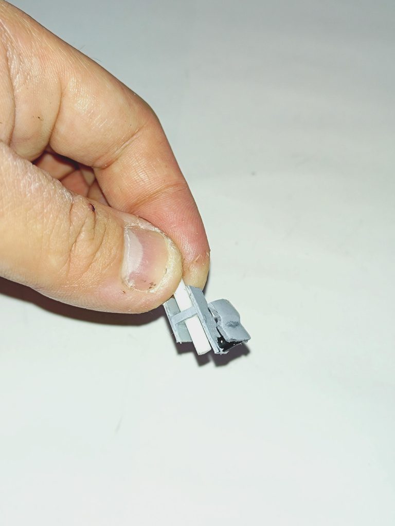 そのカラクリがこちら。膝関節パーツに、膝裏の装甲をプラ棒を介してくっつけただけなのさ〜(プラ棒は見えにくいように黒く塗りつぶしてます)単純な構造ですが、思いの外効果的でした!