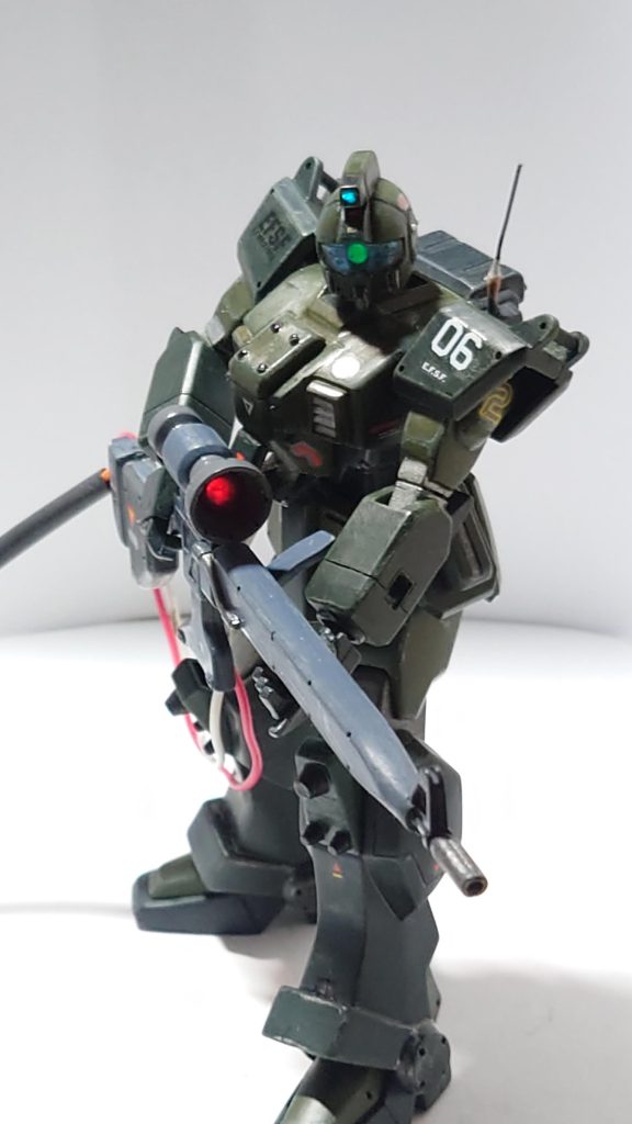 ライフルとジムを繋ぐ信号ラインの赤白の線がつながると、モノアイとメインカメラが光ります