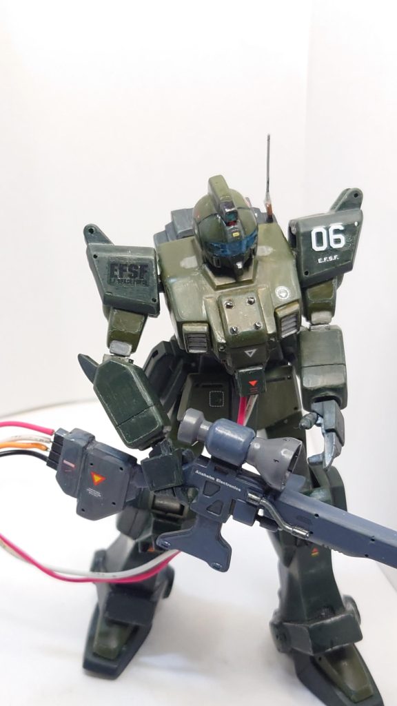 さらに、高出力のロングレンジ・ビームライフルなので外部電源からの電力供給用のオレンジと黒のラインを追加しました。オレンジと黒の線は、本当に電池につながっており、ライフルのスコープに仕込んだLEDが光る仕組みです。