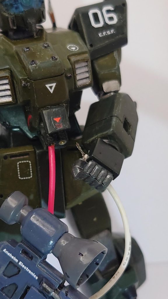 ロングレンジ・ビームライフルとの信号線の接続口は、一般的なジムのコックピットの位置にしました。カバーが開いた状態を再現。そこにジャンクパーツのコネクタを入れましたので、線の抜き差しができます。