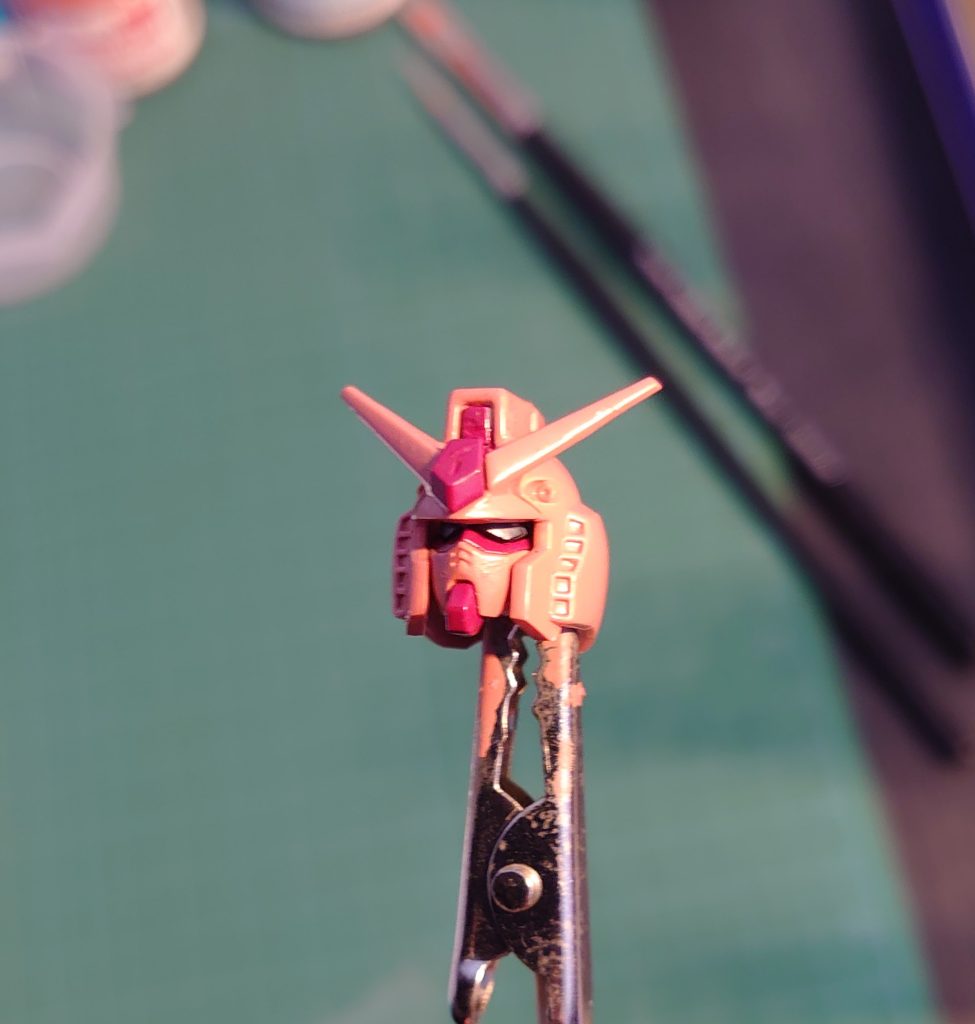 塗料の厚みでパーツのクリアランスが崩れたので押し込んだら傷が⋯難しいですね