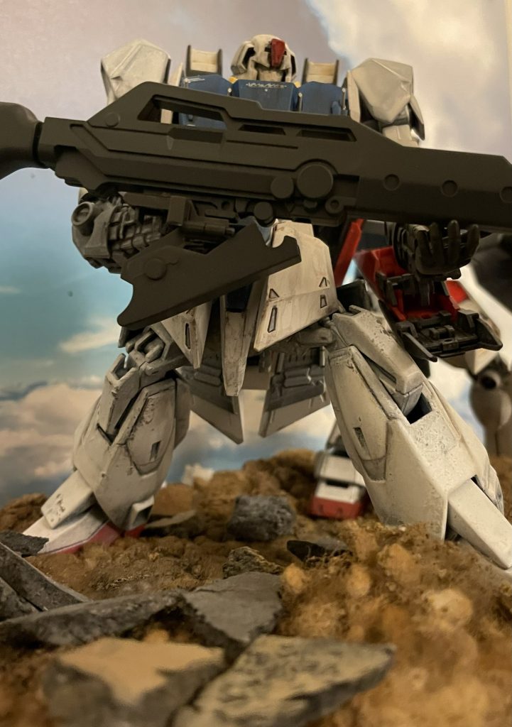 下半身は固定としています。地面に深く足がめり込むイメージです。ホワイトの上からマルチブラックを全体にやや強めに入れています。フェースはㇵの字型につぶすよう調整しました。