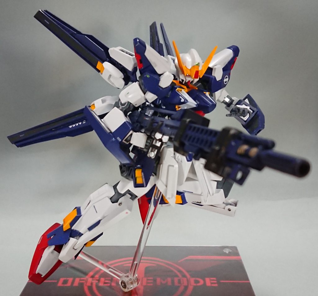 →ID　ロック解除……オフェンスモード・フェイズ１起動！「キサマに用はない……！！」ロング・ライフル＜ボージング＞Ｇジェネクロスレイズのティターンズシスクードを表現。Iフィールドジェネレーターが余りに重く心配になったので、下ろしてみました。なのでIDセリフ(精神コマンドの用な物)こちらをチョイス。武器は4パターン分割構成。＜台座＞起動状態を表現。100均のアクリルフォトアルバムに3mm軸のスタンドが刺さります