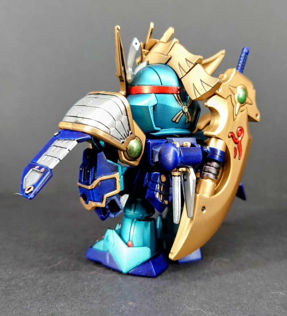 武器はバックパックにマウント出来ます。だいぶスタイル変更してます。元々はBB戦士武士丸のリデコキットとなるので三国伝のキットより身長も低く可動域も悪いので、手足を伸ばしました。腕は曹操ガンダムを丸々使用、篭手の部分だけ馬謖に近くなる様に改修してます。脚部も曹操ガンダムの太ももを、くっつけただけですが延長してます。また小型武器を収納するギミックが無かったのでジャンクパーツでマウント出来る様に、篭手にも装備出来る様にしてみました。