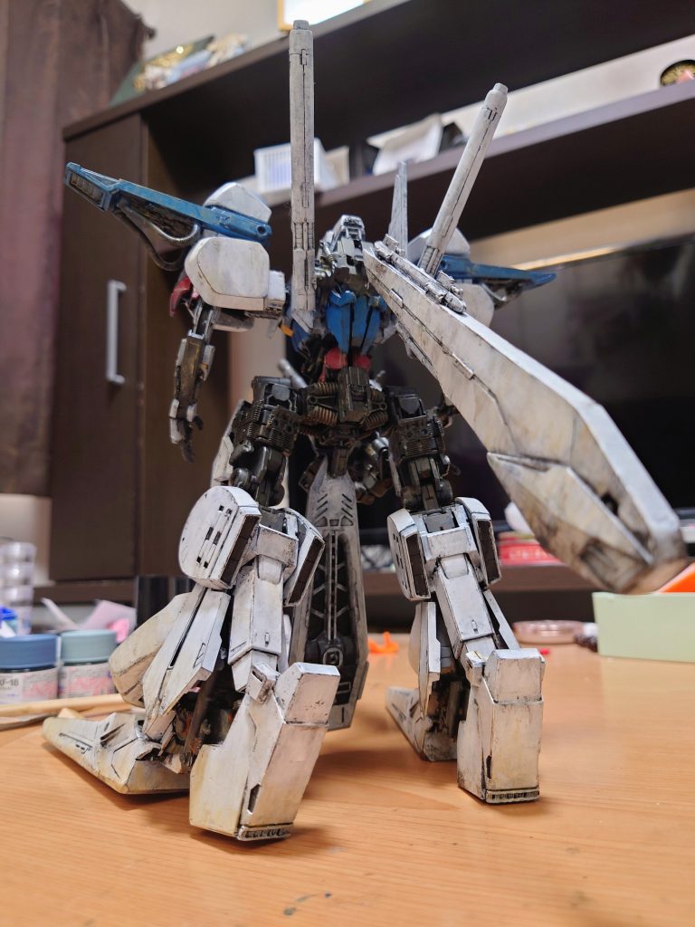 背面。コトブキヤからかつて販売されてたガレージキットを参考にしつつ、スターウォーズの撮影用プロップよろしく塗装時にメカ部分と面構成で陰影を作りつつ各部アレンジを加えてます。元々ゴツいMGZZがベースなので縦にも横にもでっかいです(笑)