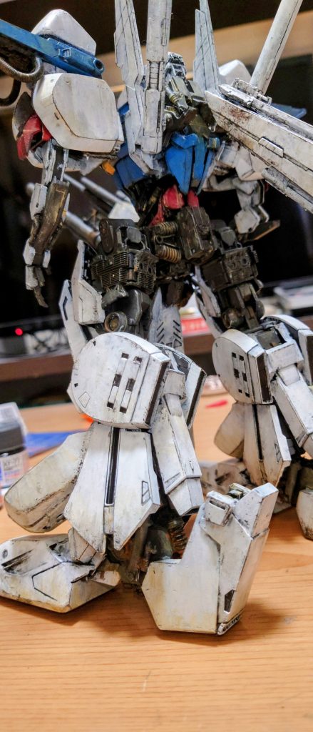 脚周りは中古店で買ったジャンクのMGストフリガンダムやバンイップブーメラン、元キットの上腕パーツを使用。プラ板で張り合わせてスリッパの様に履かせてます。脛はホンダCBシリーズのタンクを加工して取り付け。元デザインに一番近いパーツなのと、カトキ版MSは小林誠のそれとは対照的に直線的で工業的ラインのデザインが大半であるため、デザインを調和させる為に実験的に使ってみました。