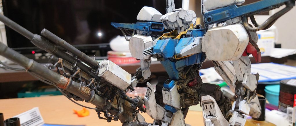 以下一部パーツ内約。肩はMGザクの胴体を二つ分使用。ウィング上のタンクはHGマラサイのフロントアーマー。腕は境界戦機のブレイディハウンド。元のスーパーZZが親指が2本あるデザインなのでピッタリかと。