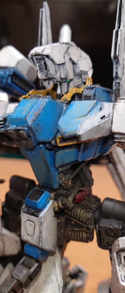 小顔なリーゼント頭はHGゼータプラスに30MMのアルトの太腿を取り付けて再現。胸もニューガンダムの肩を使ってボリューム増し。股関節部分はコトブキヤのガレキと同様にメルカバのサスペンションを使用（ 当時掲載雑誌でフューチャータンクのメルカバMk.II作った時の余剰パーツなのかも？）。その他胴体に戦闘機の着陸脚や車のフレーム、Nゲージの部品も使用。ゴチャメカ感を意識。