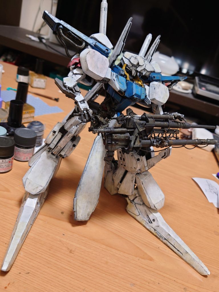 武器のスマートカノンはタミヤの88mm砲をベースに自動車のシャーシやバイクのフレーム等を使用。元ネタのエイリアン2よろしくサポートアームで胴体と接続されてるのでグリグリ動きます。