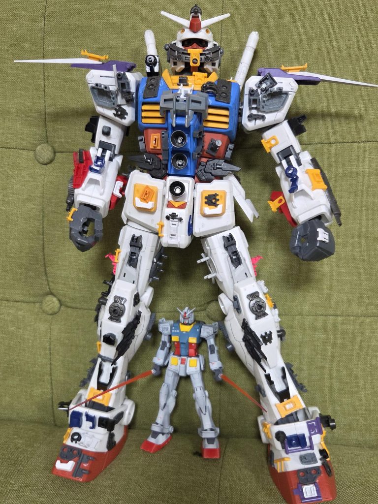 製作中の写真はこんな感じ1/144のオリジンガンダムと比べるとこのくらいの大きさの差があります(笑)