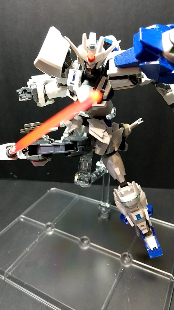 脚部ビームサーベル敵への不意打ちを狙うために搭載された武装ビームサーベルとしてだけではなくビーム砲としても使える