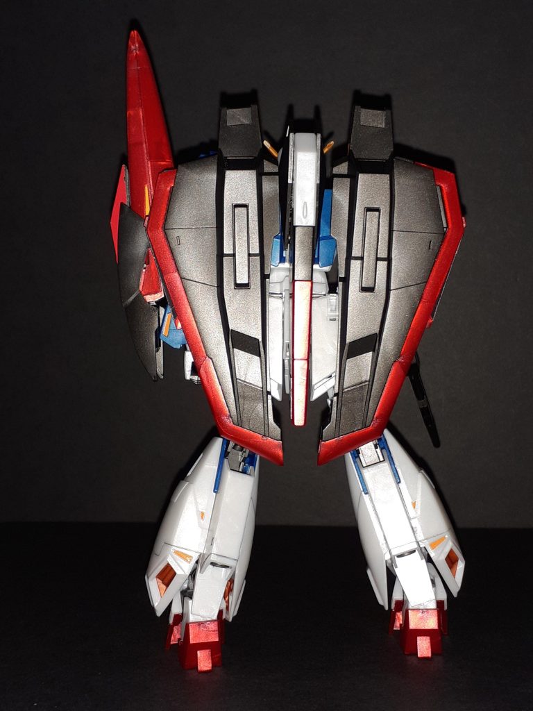 一般販売品とU.C.0088版では形状が細かく変わっていますが、フライングアーマーの色分けが出来ている所が最大の特徴。