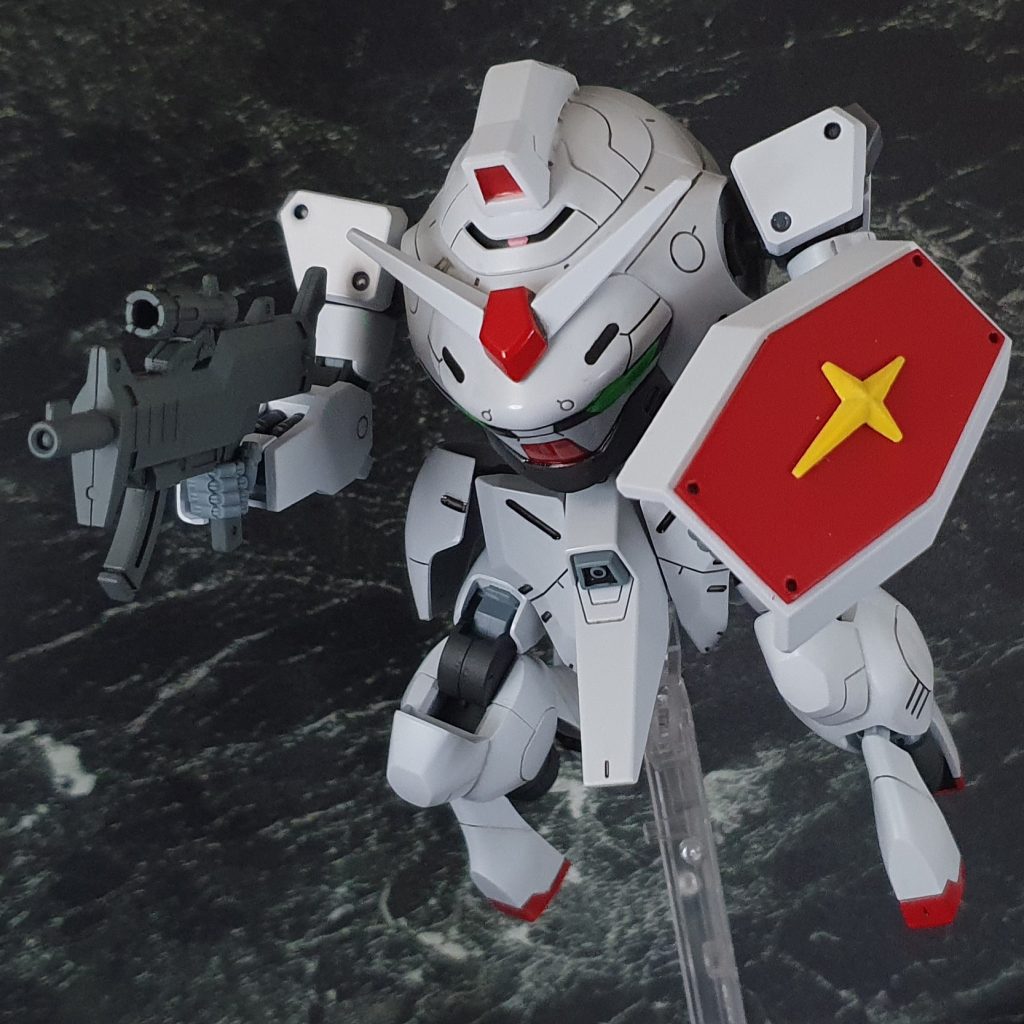 本来の目はコチラ！【主な改造点】〜胸部〜 元キットのスリットに沿ってガンダムっぽくなるように色分けをしてペイント！フリーハンドの為、若干歪んでしまった！！〜頭部〜 SDガンダムの頭部のちょんまげを移植！〜腕部〜 グレイズ改の物が付くようにグレイズの肩部を流用！関節位置を調節！〜脚部〜 HGマンロディの足首がHGモンキーロディの物に装着出来るように加工！〜腰部〜 ビームサーベルが使えるように、デミトレーナー(チュチュ専用機)のリアクターが付くように改造！！(後述)〜武器〜 シールドはデミトレーナーの改造品