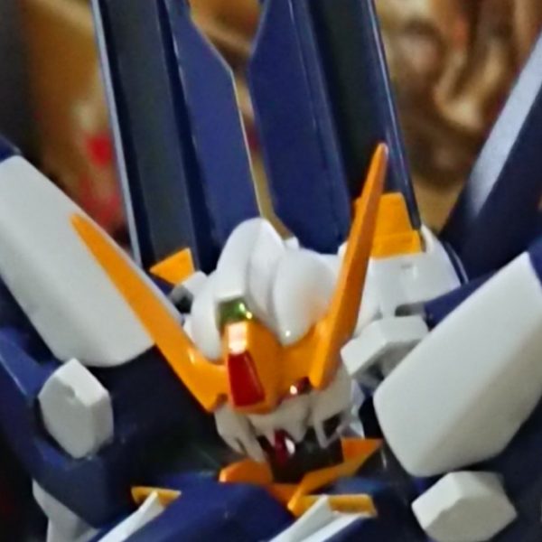 グポ~ン※妄想回、流行にのっていくモノアイガンダム。制作当時の写真を拡大したため、画像が荒いです。・ハイライトのアプローチによるSD的表現写真2枚目、コンバージのモノアイにレジンを落とし加工したが、どうもモノアイに違和感を感じ試行錯誤。写真3枚目、100均のネイルストーンシールを張り付け、蛍光ピンクで塗ってみる。色合いは良いがちょっと違う・・・いっそ蛍光ピンクを塗っているので、流行りのブラックライトで目だけ光らせるかと思ったが、あの目は面で光るので求めている方向と違う・・・ここで違和感の正体に気づきました。SDガンダム野郎世代の私にとって、MSの目は面で光るのではなく瞳が入っていることに!付属のアイシールは選択式でも、全部瞳入りを選んでいたし。写真4枚目、ワンダースワンのGジェネタイトルを参考に、一回り大きいネイルストーンシールを使い、眼の外円付近のみ蛍光ピンク塗装、真中は塗らずにそのままのクリアーにした所、見事にハイライトが入った。その時私の頭の中で、グポ~ンの効果音が鳴り響き、背後のモーターヘッドが囁いた・・・「こいつ勝手に動くぞ!」 (4枚目)