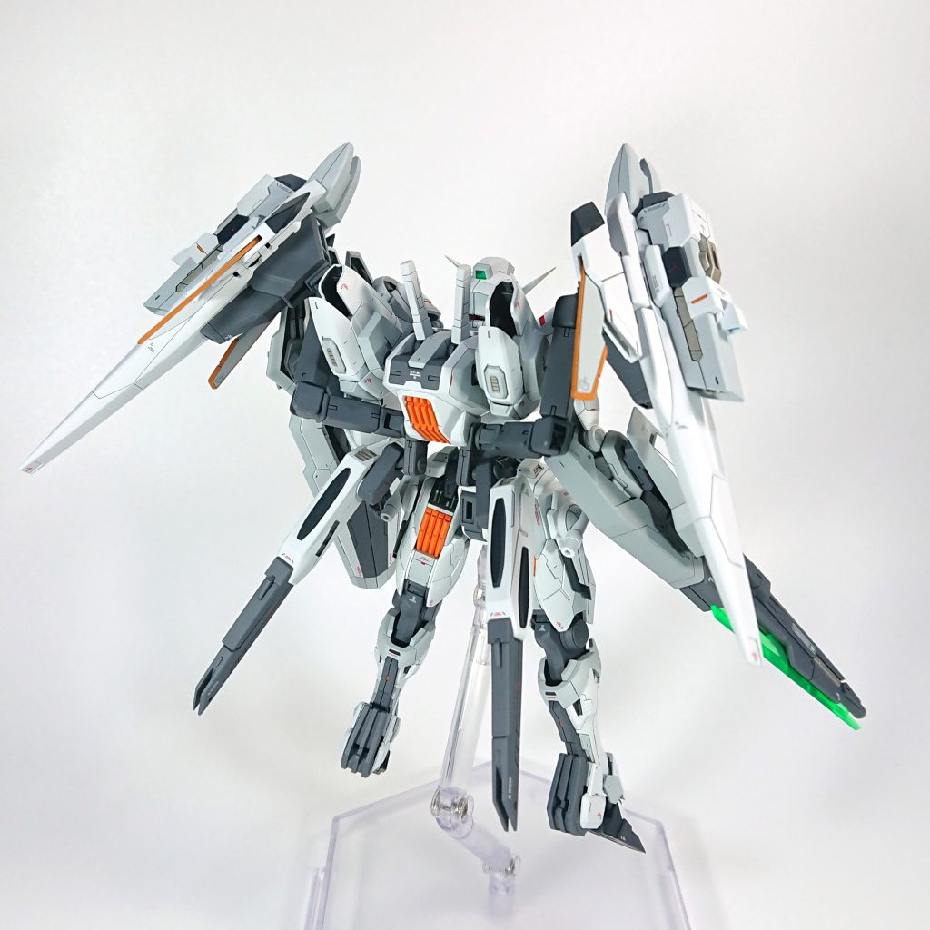 リアバックパックは左右下部に3mm穴を開けて自作ジョイントを介してパワードアームズパワーダーのアームでオーライザーのバインダー、ユニバースブースターのビーム砲を追加。バインダーにはセラヴィーのバズーカを短くしてプラ板とジャンクパーツでデコレーションしたものを接続。