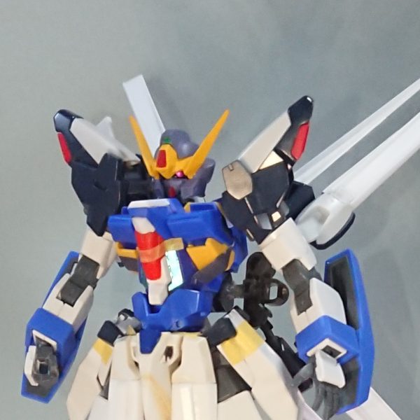 グポ~ン※妄想回、流行にのっていくモノアイガンダム。制作当時の写真を拡大したため、画像が荒いです。・ハイライトのアプローチによるSD的表現写真2枚目、コンバージのモノアイにレジンを落とし加工したが、どうもモノアイに違和感を感じ試行錯誤。写真3枚目、100均のネイルストーンシールを張り付け、蛍光ピンクで塗ってみる。色合いは良いがちょっと違う・・・いっそ蛍光ピンクを塗っているので、流行りのブラックライトで目だけ光らせるかと思ったが、あの目は面で光るので求めている方向と違う・・・ここで違和感の正体に気づきました。SDガンダム野郎世代の私にとって、MSの目は面で光るのではなく瞳が入っていることに!付属のアイシールは選択式でも、全部瞳入りを選んでいたし。写真4枚目、ワンダースワンのGジェネタイトルを参考に、一回り大きいネイルストーンシールを使い、眼の外円付近のみ蛍光ピンク塗装、真中は塗らずにそのままのクリアーにした所、見事にハイライトが入った。その時私の頭の中で、グポ~ンの効果音が鳴り響き、背後のモーターヘッドが囁いた・・・「こいつ勝手に動くぞ!」 (2枚目)