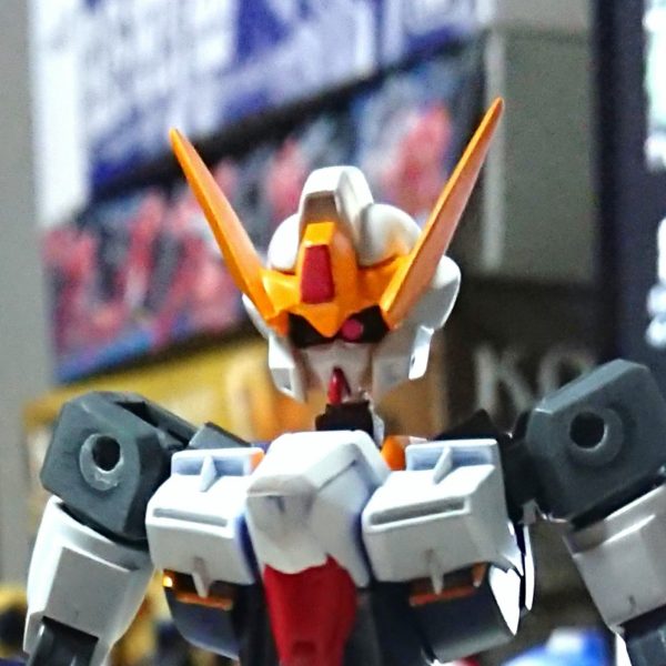 グポ~ン※妄想回、流行にのっていくモノアイガンダム。制作当時の写真を拡大したため、画像が荒いです。・ハイライトのアプローチによるSD的表現写真2枚目、コンバージのモノアイにレジンを落とし加工したが、どうもモノアイに違和感を感じ試行錯誤。写真3枚目、100均のネイルストーンシールを張り付け、蛍光ピンクで塗ってみる。色合いは良いがちょっと違う・・・いっそ蛍光ピンクを塗っているので、流行りのブラックライトで目だけ光らせるかと思ったが、あの目は面で光るので求めている方向と違う・・・ここで違和感の正体に気づきました。SDガンダム野郎世代の私にとって、MSの目は面で光るのではなく瞳が入っていることに!付属のアイシールは選択式でも、全部瞳入りを選んでいたし。写真4枚目、ワンダースワンのGジェネタイトルを参考に、一回り大きいネイルストーンシールを使い、眼の外円付近のみ蛍光ピンク塗装、真中は塗らずにそのままのクリアーにした所、見事にハイライトが入った。その時私の頭の中で、グポ~ンの効果音が鳴り響き、背後のモーターヘッドが囁いた・・・「こいつ勝手に動くぞ!」 (3枚目)