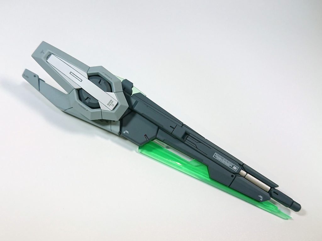 ビームブラスターGNソードⅡブラスターにエクシアのGNソードのバックラーを追加。上部はガンビット接続用に受け穴を確保。