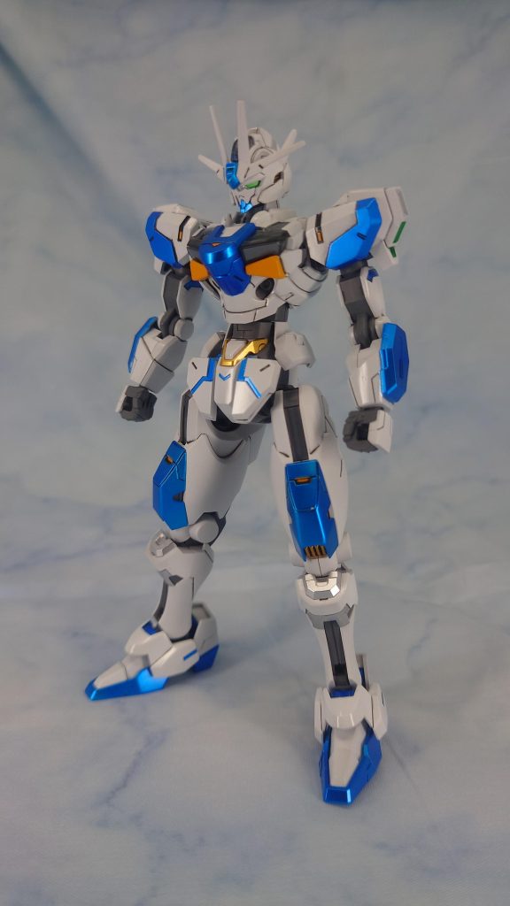 全装備解除。ポイントポイントでオレンジがあるのがお気に入りフロントアーマーや肩の塗分けはラッカー塗料だけだと地獄を見ると思います。なので塗り分けが面倒くさそうな箇所は水性塗料で塗ってます胸部のブルーはスジボリもない箇所だったけど、ここを塗れたらキレイになると思い頑張りました。おかげでカッコよく仕上がったと思います