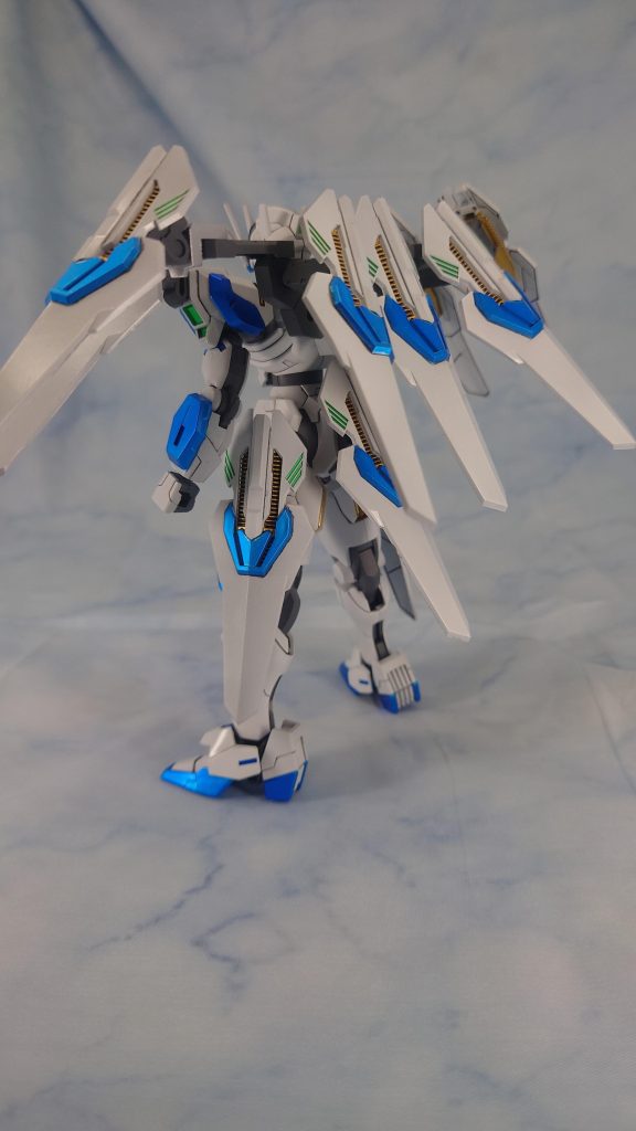 斜め後ろから。使っているのはコトブキヤのコンポジットウェポンプレート×10枚です元々このアイテムを盛り盛りしてみたくなったので盛りました