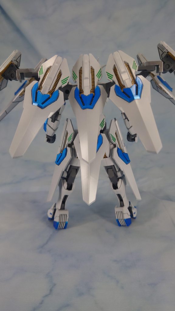 後ろから。なんとか自立していますが背中が重いので簡単に倒れますちなみにこの名前にしたときにボード形態に組み替えられるようにしようかとも思いましたが塗装ハゲがヤバそうと思い諦めました