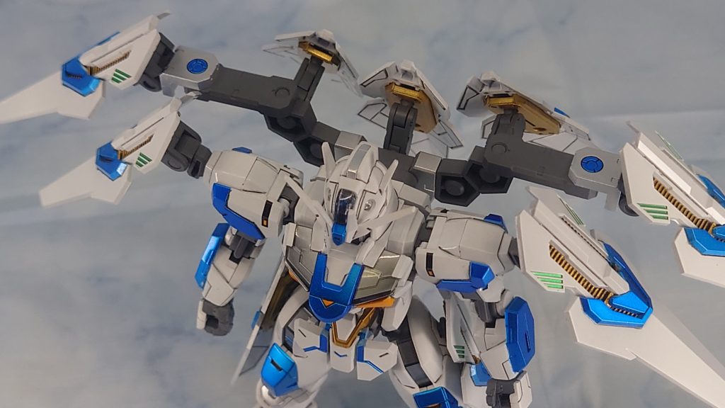 普通にプレート同士が干渉するのでジョイントを多用して可動できるようにしています