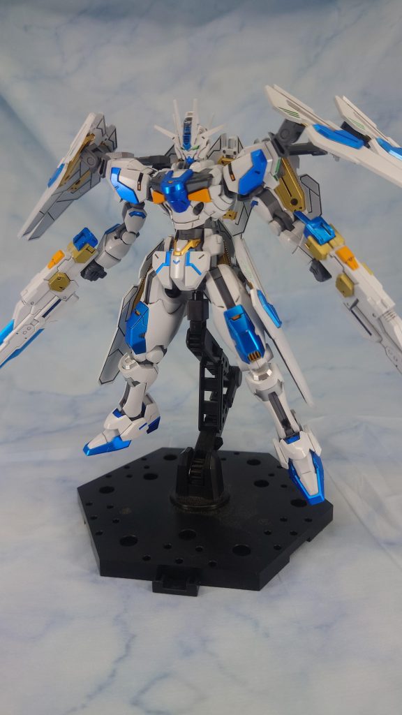 本家ソードダンサーはホワイトとクリアブルーとちょびっとオレンジだけの配色ですが、ガンプラで再現すると寂しすぎるのでゴールドも入れています