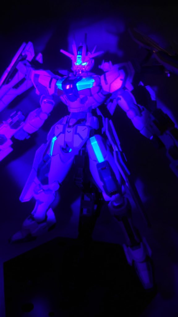 今回の試みとして、クリアパーツの裏面のみに蛍光クリアを吹き、その上にシルバーを塗っています表面が発光するのではなく、あくまで裏から発光するのがポイント一発本番で見てみたいと、この撮影時まで確認せずドキドキしながら試してみましたが、割と上手くいってると思います