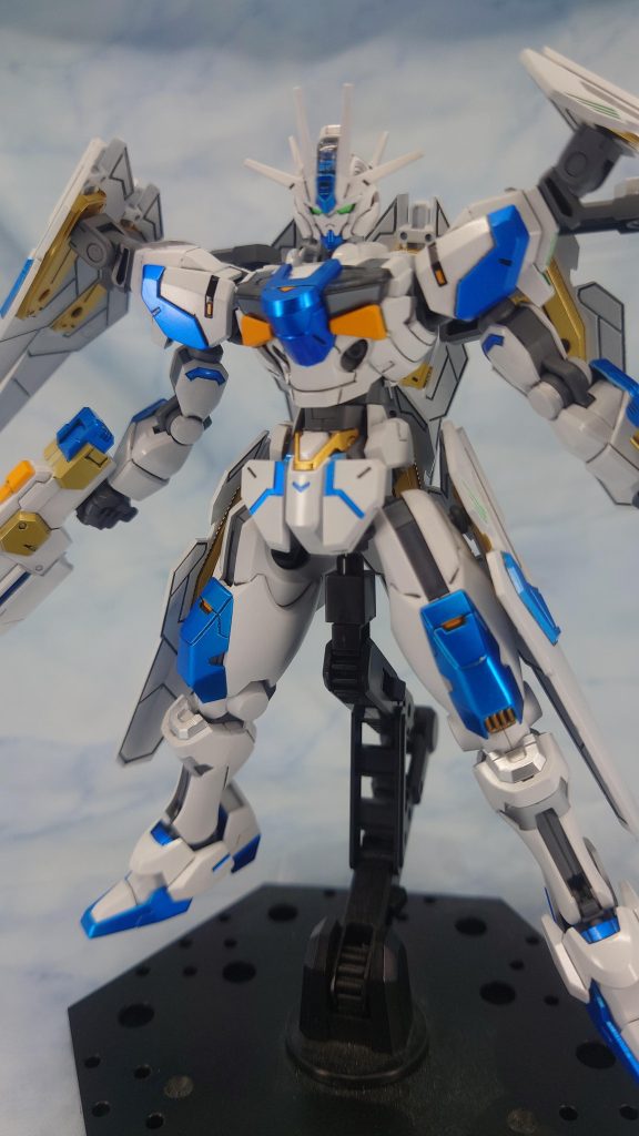 プレート裏の溝をブルーで塗ろうかと思いましたが、表面が派手目な色なので、逆にシンプルにしようとスミ入れのみにしてみましたちなみにこのスミ入れは前回紹介したアクリジョンスミ入れです。意外と溝が広いのと、筆塗りが面倒だったので流れにくいというデメリットを活かして、広い溝にもちゃんと留まってくれました