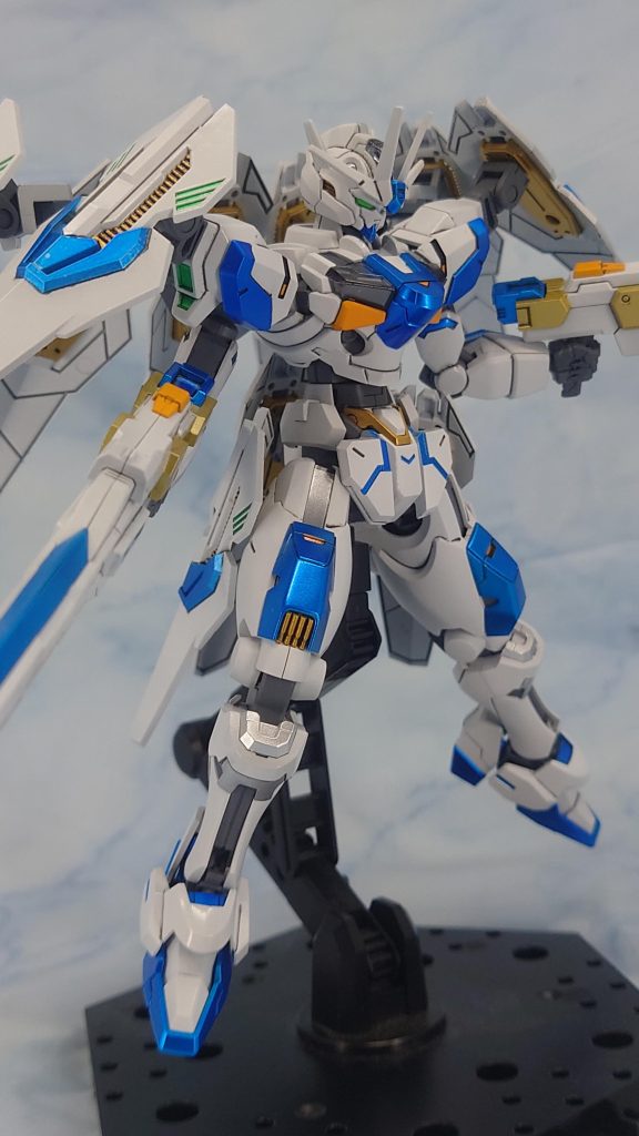 使った色(G = ガイアノーツ、C = クレオス、T = タミヤ)サフ:G EVOグレーホワイト:G EX-ホワイトキャンディ用シルバー1:G スターブライトシルバーキャンディ用シルバー2:C 水性ホビーカラー スーパーファインシルバーキャンディ用ブルー1:G クリアブルーキャンディ用ブルー2:C 水性ホビーカラー クリアブルーオレンジ:G ビビッドオレンジゴールド1:G スターブライトゴールドゴールド2:C 水性ホビーカラー スーパーファインゴールドグリーン:C 水性ホビーカラー クリアグリーン蛍光塗料:G 蛍光クリアスミ入れ1:T スミ入れ塗料 ダークグレイスミ入れ2:T スミ入れ塗料 ブラックスミ入れ3:C アクリジョン ニュートラルグレー希釈液スミ入れ4:C アクリジョン ブラック希釈液トップコート1:G EX-クリアートップコート2:G EX-セミグロスクリアープレミアム