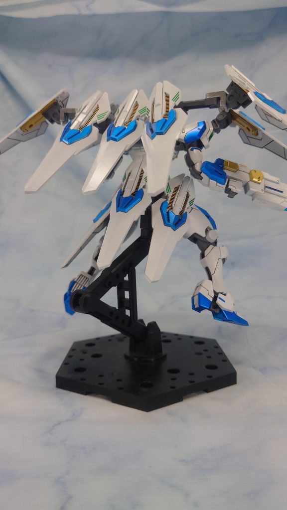 多分一般常識でしょうが、エアリアル改修型の肩と臀部にはエアリアルのライフル取り付けパーツを取り付けられます。これによって肩と臀部に3mm軸を追加できるようになるので簡単に盛れるようになります