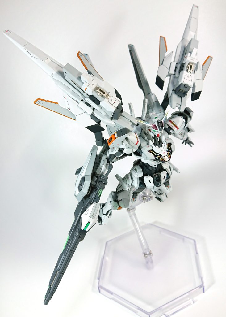 ハイマニューバモードバインダーを後方に向け、爪先と踵、踵のガンビットを下方に展開。