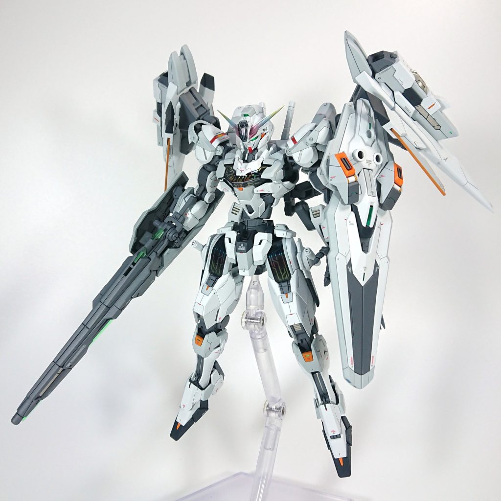 フロント基本的にはキャリバーンですが、肩にエアリアル、二の腕から先を改修型に変更してます。太ももにはビルドストライクのサイドスカート、アンクルガードは00ダイバーのものを加工して取り付け。