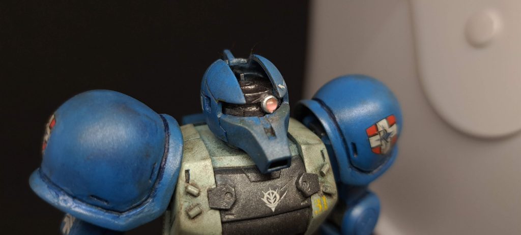 胸部はザクIスナイパーからではなくプラ板、プラ棒にて表現し、モノアイレールもスジボリをしています。