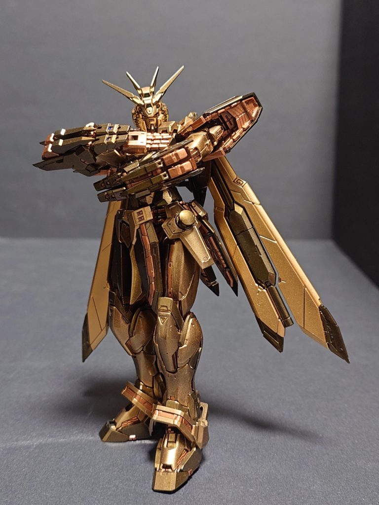 まずはゴッドガンダムといえばの腕組このキット可動域がすごいんですけどそのせいなのか全身がゆるゆるに感じて動かすのにも大変でした。