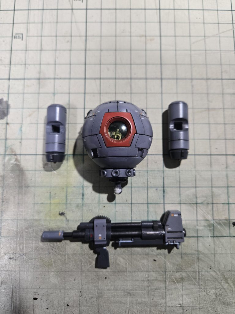 ボール使用部分アームも使いたかったんですけど、アイデアが出なかった為断念。ハンドキャノンは無反動を改造、持ち手はプラバンで作りました。アームの付け根タンクはバックパックに流用。マンハンターについていたスクリューを移植しています。中の人は100均の人です。