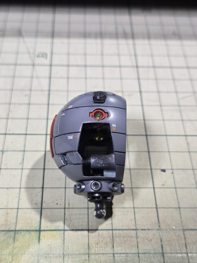 ボールとバックパックの丸味を合せる位置の調整と内部構造を仕込む穴の調整が一番大変でした…