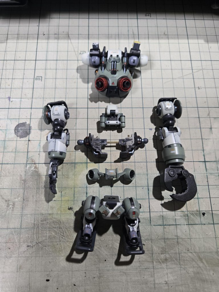 マンハンター使用部分元々の設定が水陸両用機っぽかったので、片手はシオマネキのようなハサミに変更。バックパックも元々のスクリューをボールのバーニアと交換+スクリューも使いたかったので、キットの余りパーツを軸にしてボールのアーム付け根タンクを接続できるように改造、アームの代わりにスクリューを取り付けました。