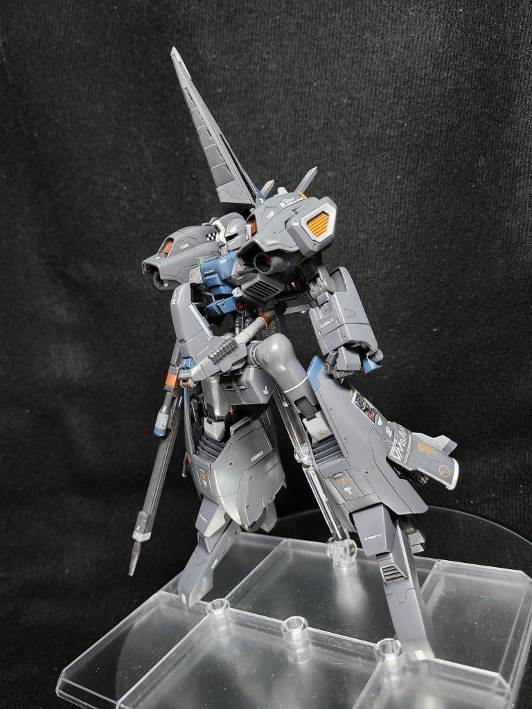 宇宙での運用がメインの機体なので少し浮かせたディスプレイがカッコよく決まりますね。ちなみに、ビームライフルはレジェンドガンダムのものを、銃口部分をガンダムのものに変えて持たせています。更にちなみに、股関部先端のバーフックは、Ez-8の膝アーマーのものです。なんとなくジャンクパーツを眺めていたら「合うかも」、と思ってあてがってみたらぴったりはまったので取り付けてみました(笑)。