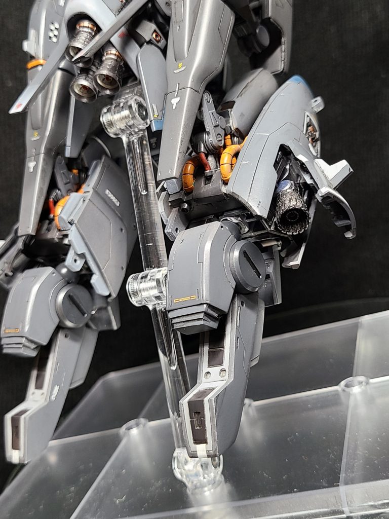 変形させると足の裏も目立つので、モールドのデザインには気を遣いましたが、やはり粗いので間近で見られるのは恥ずかちいです(笑)(ちなみに、本来の足裏のパーツは股関の裏面に流用しています。)