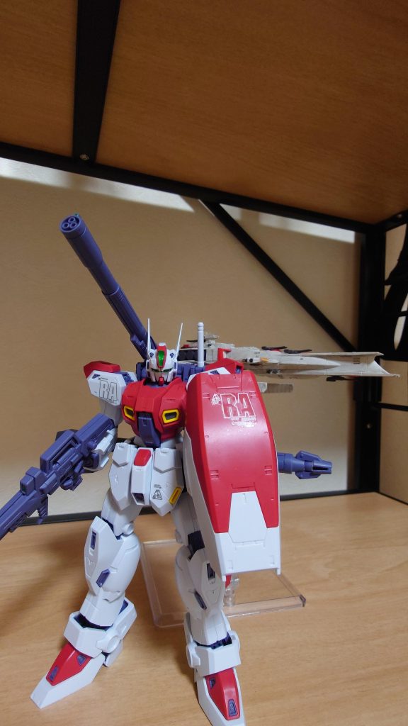 バックにコスモフリートのラー・カイラムを添えて。積みプラを蓄えてしまっているので、逐次消化していけると…あと、設定が悪いのか見返すとちゃんとしたカメラが欲しいと思うこの頃。┐⁠(⁠´⁠ー⁠｀⁠)⁠┌みなさんはどんなカメラ使ってますか？