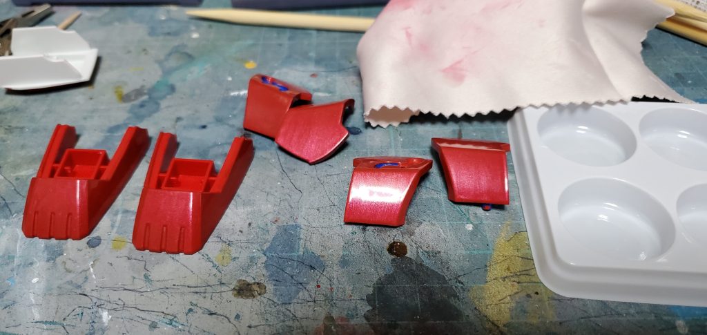 メタリックで塗装したパーツはひたすらコンパウンドで磨いていました。