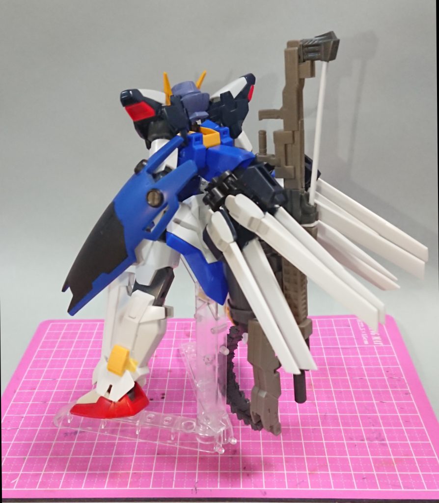 後絵、羽の形状が少し古く、フリーダムの気配を感じるよう構築中。盾もマーク2時代の流れでチョイス。頭部はコンパージ…後々知るが、この扇状の頭の形状、ジオングみたいなモノアイ導線だったとは…さすがティターンズ、ハンブラビ系譜か、そういえばデスパーダもウミヘビもどき使ってた！バトオペでシスクードが武器を背負う瞬間を目撃、ばk…取り入れ